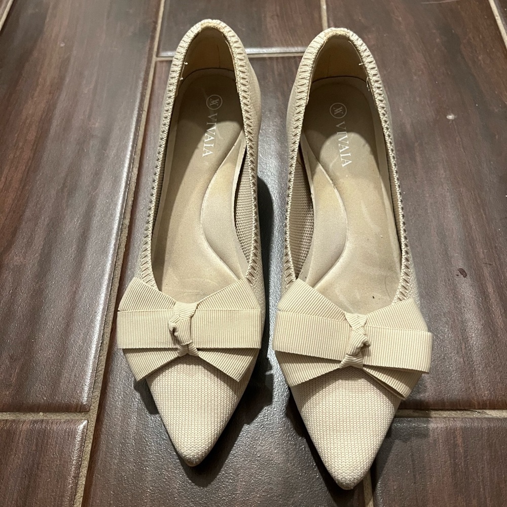 Vivaia Women's Tan Bow Flats